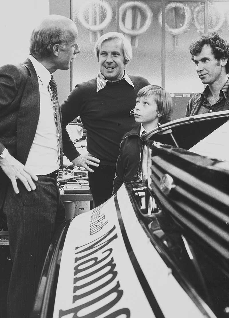 Von links: Ford-Motorsportchef Mike Kranefuß, Erich Zakowski, Peter Zakowski und den damaligen Zakspeed-Berater Dieter Glemser 1979 am Capri Turbo.