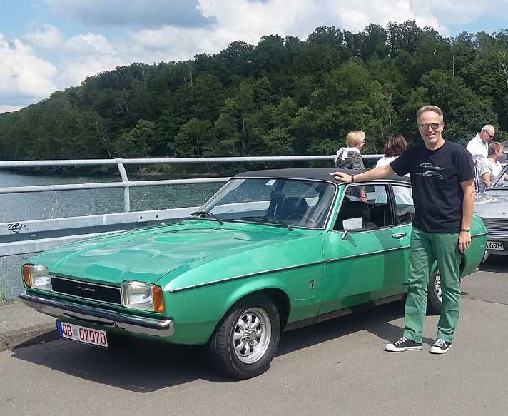Marc Keiterling trägt Schwarz-Grün-Schwarz, wie sein Auto vom Dach bis zu den Schuhen.