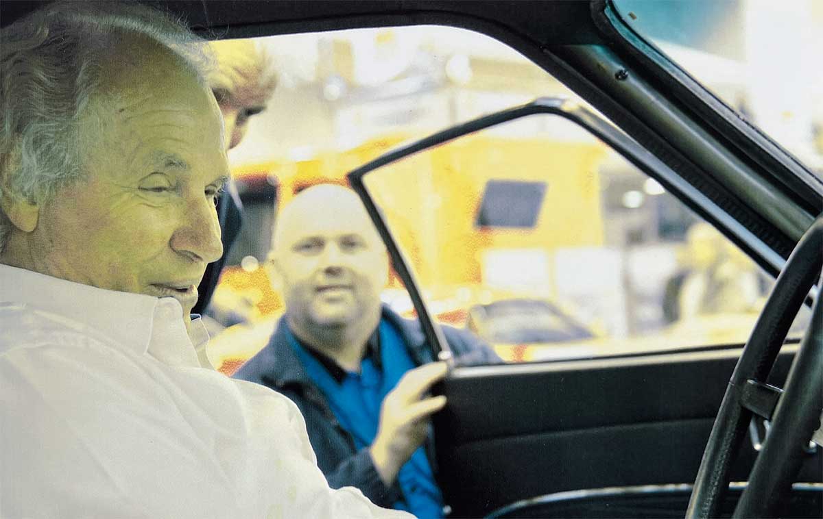 Auf der Messe Techno Classica gab es 2014 in Essen ein Autogramm von Dieter Glemser an der Fahrertür und auch eine Sitzprobe. Die Freude über das Wiedersehen war spürbar. Auf der Messe Techno Classica gab es 2014 in Essen ein Autogramm von Dieter Glemser an der Fahrertür und auch eine Sitzprobe. Die Freude über das Wiedersehen war spürbar.