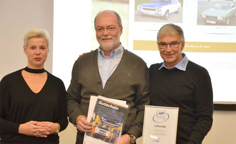Ute Mundolf aus der Pressestelle der Ford-Werke in Köln hielt die Laudatio auf den CCD als besten Club und übergab die Urkunde an den 1. Vorsitzenden, Anton Feßler, und Beisitzer Frank Lehmann (rechts).