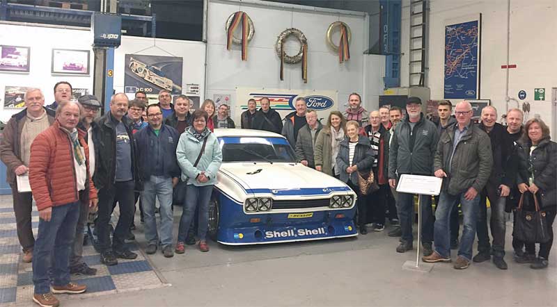 Zwischen gestern und morgen: Die CCD´ler in der Classic Car-Abteilung, die Wolfgang Laufer (2.von links) präsentierte...