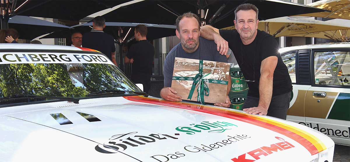 Thomas Miesen (rechts) und Guido Bergfelder machten aus der Silvesterlaune ein reales Auto.