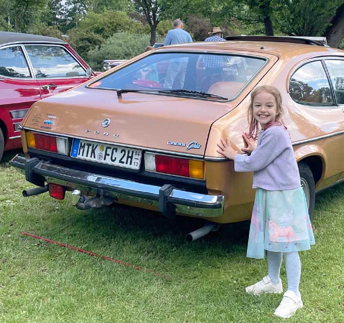 Junge Damen, die Capri mögen: Matilda (links mit Papa Dirk) und Lina finden Gefallen am Coupé aus Köln. Junge Damen, die Capri mögen: Matilda (links mit Papa Dirk) und Lina finden Gefallen am Coupé aus Köln.