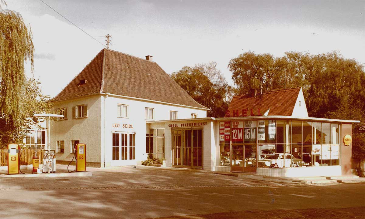 1965 noch mit dem Schriftzug „Leo Seidl“ am Haus. In diesem Jahr hatte Ford die Marke DKW an der Straubinger Straße in Abensberg abgelöst. 1965 noch mit dem Schriftzug „Leo Seidl“ am Haus. In diesem Jahr hatte Ford die Marke DKW an der Straubinger Straße in Abensberg abgelöst.