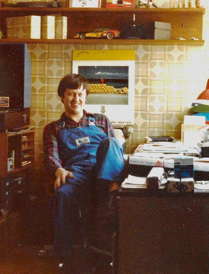 Ferdinand Hellinger gab den Betrieb vor 15 Jahren auf. Hier auf einem früheren Bild im Regal zu erkennen: das Modell eines Zakspeed Turbo Capri. Ferdinand Hellinger gab den Betrieb vor 15 Jahren auf. Hier auf einem früheren Bild im Regal zu erkennen: das Modell eines Zakspeed Turbo Capri.