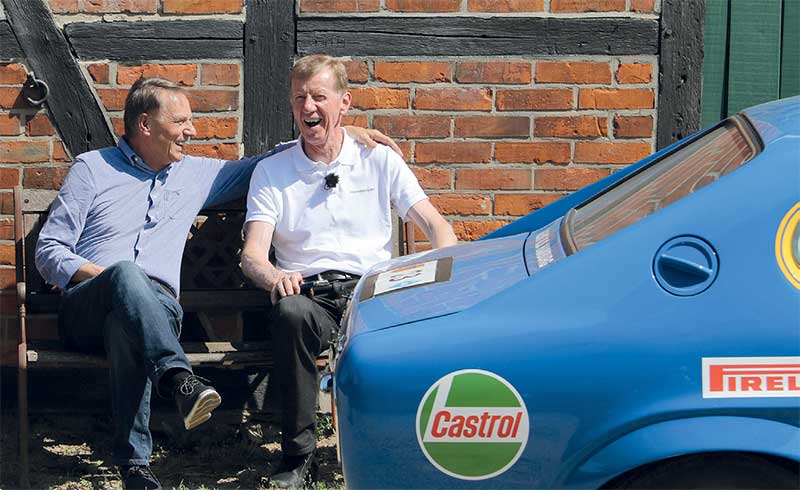 Die alten Rallyekollegen Klaus Joachim „Jochi“ Kleint (links) und Walter Röhrl freuen sich, dass der Capri Mitte der 2010-er Jahre liebevoll restauriert wurde. Der „Kleint-RS“ wurde von Jochis älterem Bruder Ernie einst optimiert.