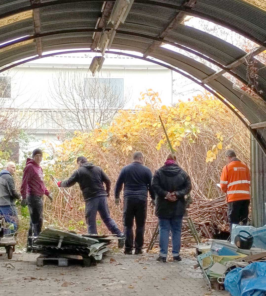 Viel Buschwerk, Unrat, Schrott und auch ein Unterstand (im linken Bild) waren auf dem neuen Gelände zu entfernen. Viel Buschwerk, Unrat, Schrott und auch ein Unterstand (im linken Bild) waren auf dem neuen Gelände zu entfernen.