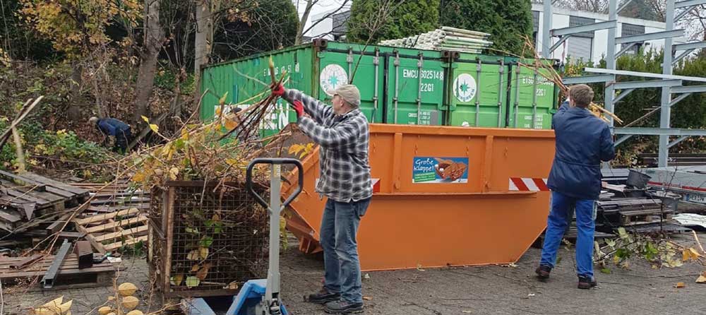 Viel Buschwerk, Unrat, Schrott und auch ein Unterstand (im linken Bild) waren auf dem neuen Gelände zu entfernen. Viel Buschwerk, Unrat, Schrott und auch ein Unterstand (im linken Bild) waren auf dem neuen Gelände zu entfernen.
