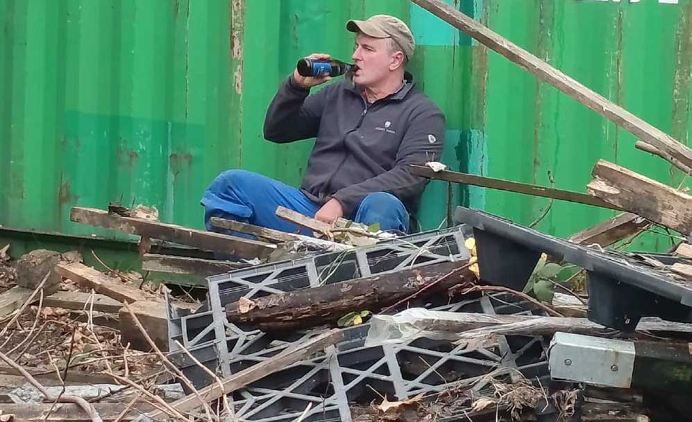 Viel Buschwerk, Unrat, Schrott und auch ein Unterstand (im linken Bild) waren auf dem neuen Gelände zu entfernen. Viel Buschwerk, Unrat, Schrott und auch ein Unterstand (im linken Bild) waren auf dem neuen Gelände zu entfernen.