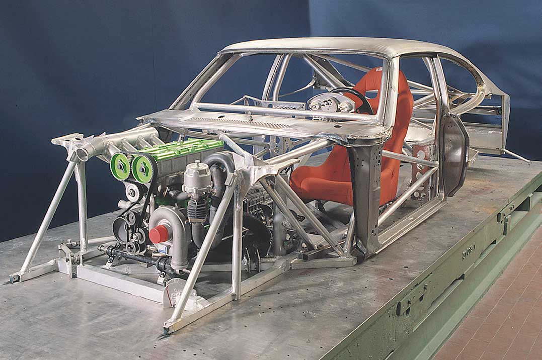 Blick in die Presse-Information: der Aufbau der Karosserie, das „Gerippe“ mit Motor, sowie einige Bilder von der Technik. Blick in die Presse-Information: der Aufbau der Karosserie, das „Gerippe“ mit Motor, sowie einige Bilder von der Technik.