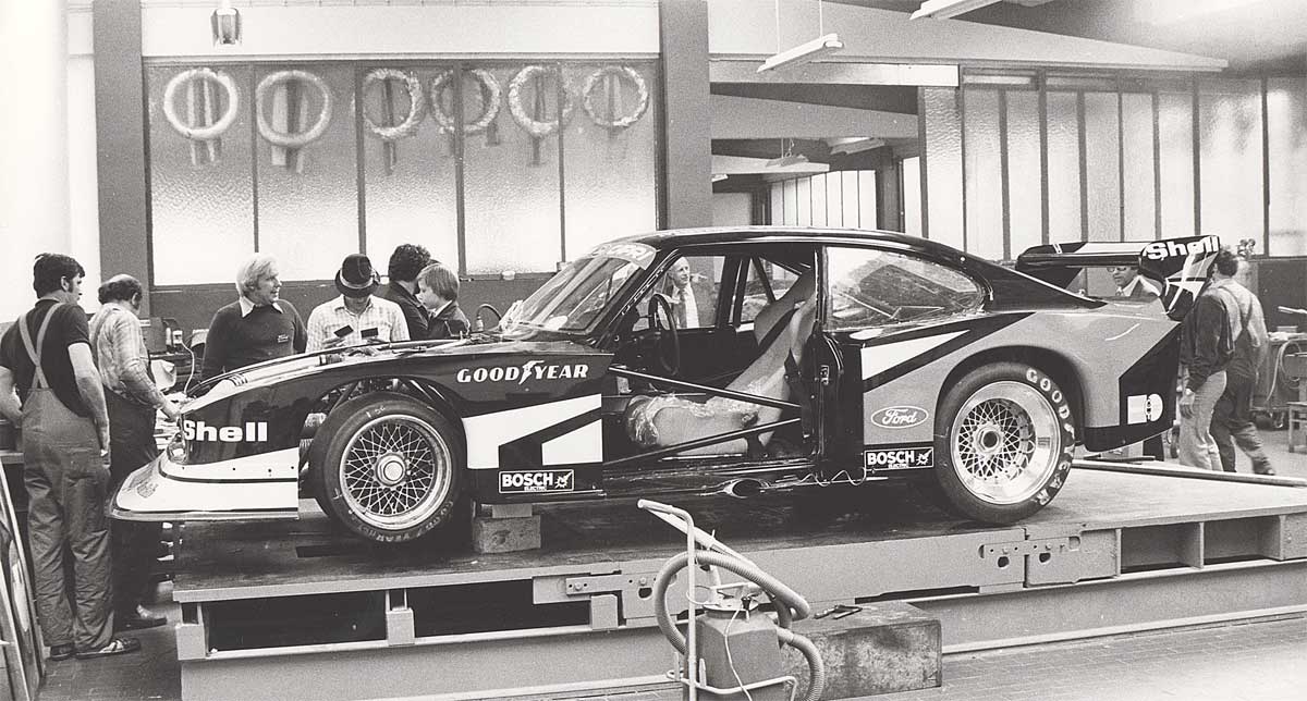 Die Zakspeed-Werkstatt in Niederzissen 1978. Im Hintergrund sind Zakspeed-Chef Erich Zakowski und Rennfahrer Hans Heyer (mit Tirolerhut) zu sehen. Die Zakspeed-Werkstatt in Niederzissen 1978. Im Hintergrund sind Zakspeed-Chef Erich Zakowski und Rennfahrer Hans Heyer (mit Tirolerhut) zu sehen.