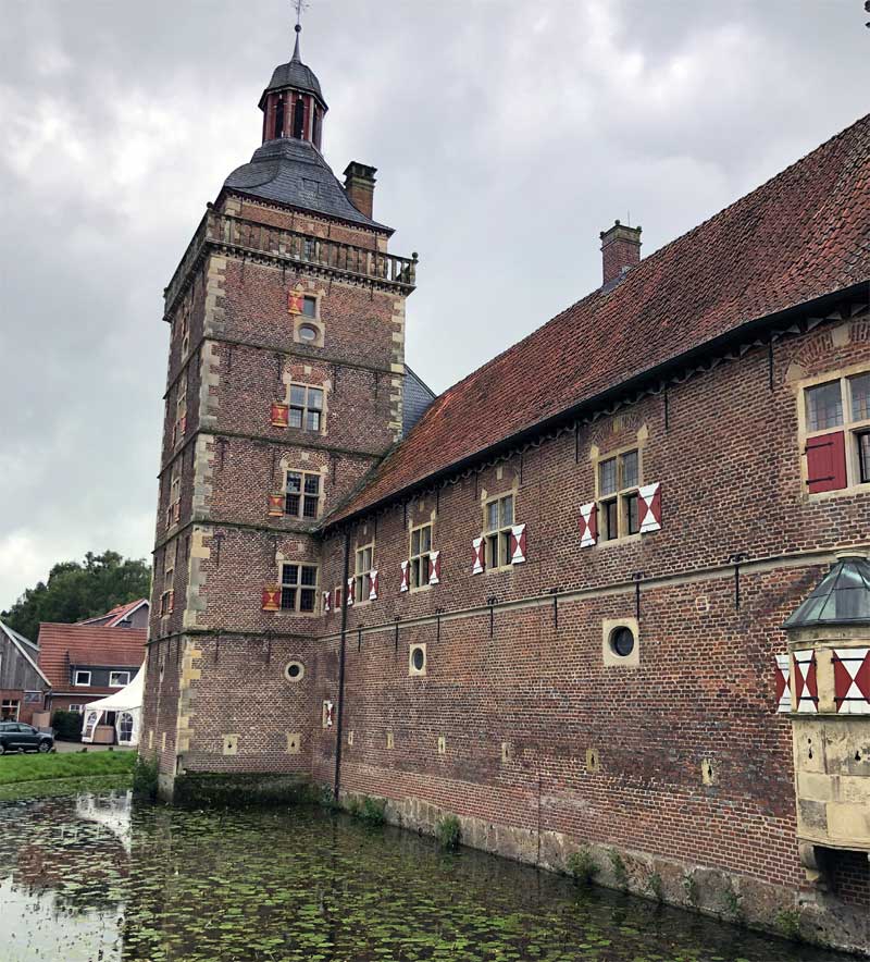 Das Schloss Raesfeld steht im Wasser - auch bei besserem Wetter.