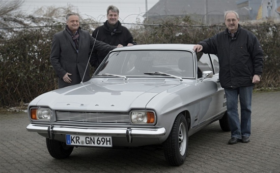 Frank und Ralf Niederberger (v.l.) haben ihrem Vater Gerd zu seinem 50. Hochzeitstag im vergangenen Jahr einen Ford Capri geschenkt.